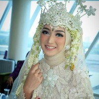 Indira melepas masa lajangnya hari Minggu (01/07/2018). Ia resmi menikah dengan Maudi Rezki. Ia tampil cantik dengan busana adat Sunda saat ijab kabul. Foto: Instagram/IndiraHapsari