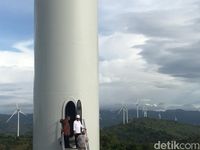 Tekan Sirine, Jokowi Resmikan 'Kebun Angin' Sidrap