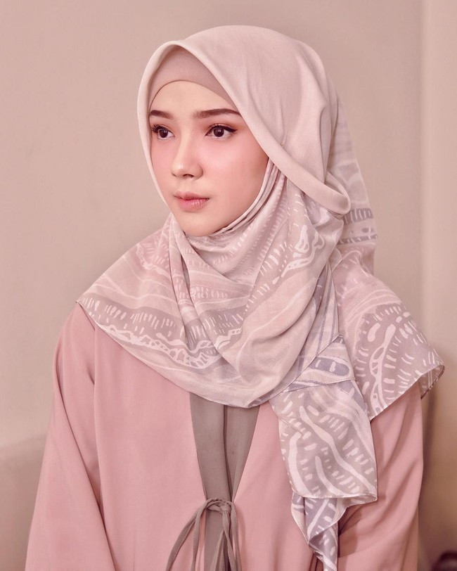 Hijab segi empat motif juga masih bisa dikenakan dalam beragam gaya. Contek gaya Ayu Indriati yang membuat layer cantik di satu sisi hijabnya. Foto: Instagram/AyuIndriati