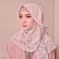 Hijab segi empat motif juga masih bisa dikenakan dalam beragam gaya. Contek gaya Ayu Indriati yang membuat layer cantik di satu sisi hijabnya. Foto: Instagram/AyuIndriati