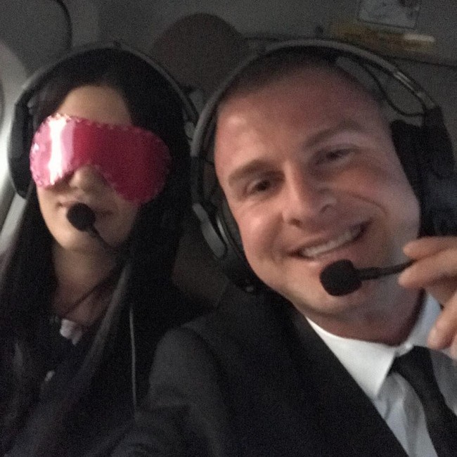 Josef tampaknya mengeluarkan biaya yang tak sedikit untuk melamar kekasihnya itu. Ia menyewa helikopter dan seluruh stadion, serta memberikan tunangannya Range Rover berwarna pink yang ditaksir senilai $ 100 ribu atau Rp 1,4 miliar, lengkap dengan cincin berlian. Foto: Instagram