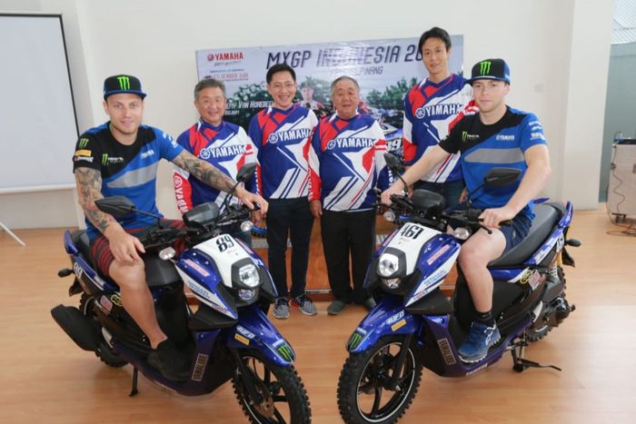 eremy Van Horebeek (kiri) dan Romain Febvre (kanan) berfoto bersama Management PT Yamaha Indonesia Motor Manufacturing (YIMM) dan Main Dealer Yamaha CV Sumber Jadi Foto: Yamaha eremy Van Horebeek (kiri) dan Romain Febvre (kanan) berfoto bersama Management PT Yamaha Indonesia Motor Manufacturing (YIMM) dan Main Dealer Yamaha CV Sumber Jadi Foto: Yamaha