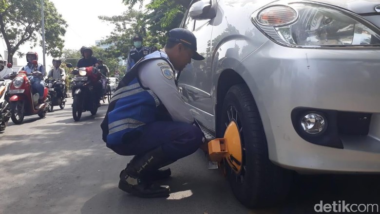 Parkir Sembarangan, 7 Mobil Digembok 4 Ditilang Parkir Sembarangan, 7 Mobil Digembok 4 Ditilang
