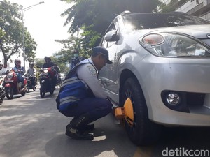 Parkir Sembarangan, 7 Mobil Digembok 4 Ditilang