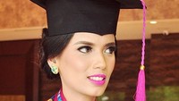 Saby juga pernah mendapatkan beasiswa dan sarjana di jurusan Desain Komunikasi Visual Trisakti. Foto: Dok. Instagram/sabrinachairunnisa_