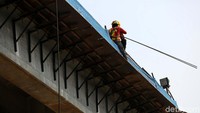 Proyek konstruksi yang sudah dibangun dari tahun sejak 1995 ini, tampak dikerjakan perlahan.