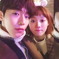 Lee Sung Kyung dan Nam Joo Hyuk terlibat cinta lokasi setelah bermain bersama dalam Weightlifting Fairy Kim Bok Joo. Namun hubungan asmara mereka pun tak lama yang membuat penggemar kecewa. Sung Kyung dan Joo Hyuk hanya berpacaran selama lima bulan. Kesibukan membuat mereka jarang bertemu dan akhirnya memutuskan berpisah saja. Foto: Istimewa
