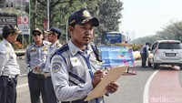 Sejak dilangsungkan pagi tadi, Senin (02/7/2018) masih banyak pengendara yang belum mengetahui pelaksanaan perluasan sistem ganjil genap ini mulai dilaksanakan hari ini.