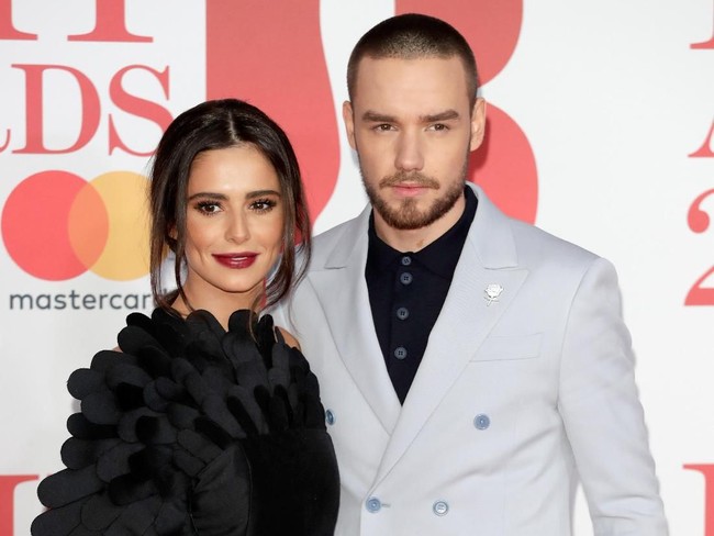 Jalinan cinta Cheryl Cole dan Liam Payne akhirnya harus berakhir juga. Lewat Twitter, Cheryl mengumumkan pisah dari Liam yang usianya lebih muda 10 tahun darinya. Sudah dikarunia satu putra, Bear, Cheryl kini berstatus jomblo. Dengan perawakannya yang menawan, bukan tidak mungkin Cheryl bakal segera menemukan pengganti Liam. (Foto: John Phillips/Getty Images)