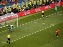 Iniesta sukses menjadi algojo usai sepakannya mengecoh Akinfeev. Tendangan dan gol itu ternyata bakal menjadi yang aksi terakhir yang dilakukan Iniesta untuk Timnas Spanyol. (Foto: Oleg Nikishin/Getty Images)