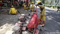 Petugas menyiapkan material untuk memperbaiki trotoar dilokasi tersebut.