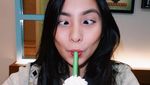 10 Pose Makan Shanika Silverio, Pilot Cantik yang Viral Ini Bagai Model