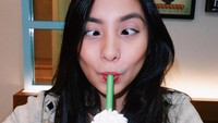 Slurrrp! Segelas milkshake strawberry jadi pilihan Shanika. Btw, meskipun pasang pose muka jelek, Shanika tetap terlihat cantik ya? Foto: instagram @shanikasilverio