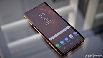 Edisi Sunrise Gold pada Galaxy S9 dan Galaxy S9+ adalah perangkat pertama Samsung yang dilengkapi sentuhan akhir satin. Foto: Adi Fida Rahman/detikINET