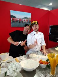 Chef yang Memasak di balapan Ferrari Challenge. 