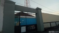 Pintu gerbang rumah Wahyu Widodo di Muncar Banyuwangi mempunyai pagar tinggi/Foto: Ardian Fanani