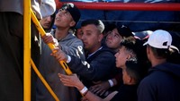 Polemik terkait dengan kebijakan imigrasi sebelumnya menyorot Amerika Serikat dengan kebijakan Donald Trump untuk memisahkan para imigran dengan anak-anak mereka yang berdampak pada aksi demonstrasi warga Amerika untuk menghentikan kebijakan Trump itu. Aksi Trump tersebut memicu berbagai respon dan tindakan dari negara-negara lainnya yang menjadi sasaran kedatangan para imigran. Ada yang menolak kedatangan mereka, ada pula yang memberikan bantuan penyelamatan namun dengan berbagai pertimbangan para imigran itu dikembalikan ke negara asal mereka. Jon Nazca/Reuters.