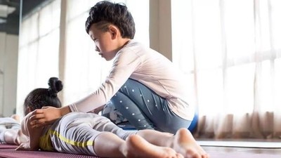 Instruktur Yoga Termuda di China Penghasilannya Sampai Ratusan Juta