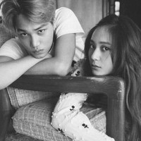 Sama-sama bernaung di SM Entertainment, Krystal Jung dan Kai mengonfirmasi hubungan asmara mereka pada April 2016. Saat masih bersama, mereka menyempatkan bertemu meskipun jadwal konser dan syuting sangat padat. Tapi pada Mei 2017, mereka memutuskan berpisah karena kesibukan dan ingin fokus pada karier masing-masing. Foto: Istimewa