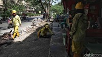 Pasir-pasit yang dibawa itu lalu diratakan sebelum akhirnya dipasangi konblok.