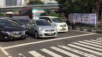 Terlihat beberapa petugas dari Ditlantas Polda Metro Jaya dan Dishub DKI Jakarta berjaga di sekitar perempatan Tomang untuk memberikan sosialisasi kepada para pengendara yang melintas. Mereka juga memasang spanduk dan membagi brosur di perempatan Tomang.
