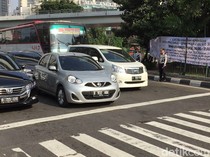 Petugas Dishub Tilang Mobil Pribadi di Jalan, Emangnya Boleh?