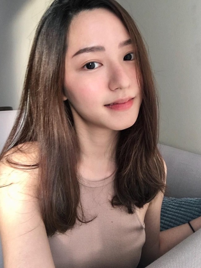 Wanita asal Thailand, Toey Prim jadi sensasi karena parasnya yang cantik dan berprofesi mulia. (Foto: Instagram)
