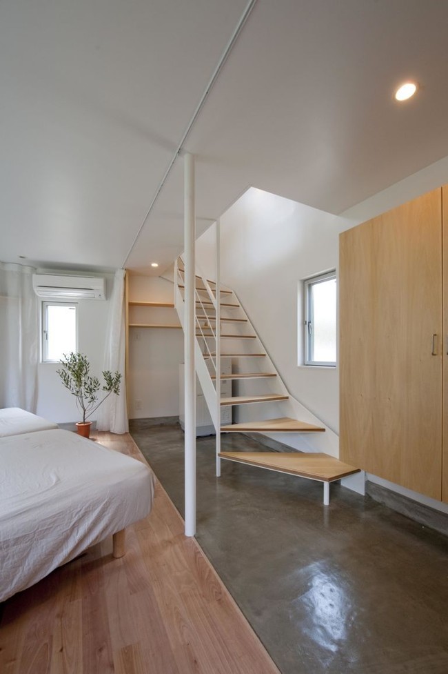 Kamar tidur berada di lantai bawah, yang muat untuk menempatkan dua tempat tidur ukuran single. Terdapat pula laci tempat menaruh barang-barang. (Foto: Dok. Mizuishi Architect Atelier/ Hiroshi Tanigawa)