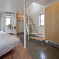 Kamar tidur berada di lantai bawah, yang muat untuk menempatkan dua tempat tidur ukuran single. Terdapat pula laci tempat menaruh barang-barang. (Foto: Dok. Mizuishi Architect Atelier/ Hiroshi Tanigawa)