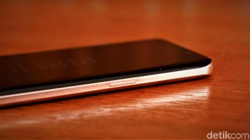 Ukuran layar Galaxy S9 masih berukuran 5,8 inch dengan resolusi 1440 x 2960 pixel.Foto: Adi Fida Rahman/detikINET