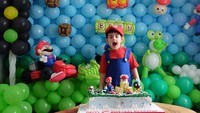 Merayakan ulang tahunnya yang ke-4 di sekolah. Aneka cake hingga propertinya semua bertema Mario. Lihat tuh, Marionya alias Quenzino imut banget yaa. Foto: Instagram @carissa_puteri