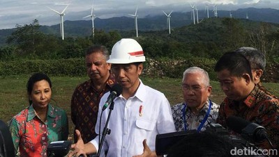 Gaya Jokowi Resmikan Kebun Angin Sidrap Pakai Helm Proyek