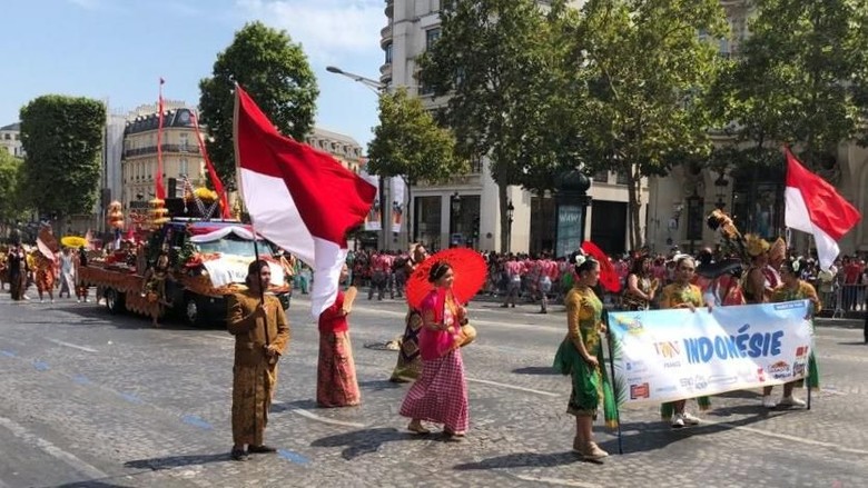 Foto: Kontingen Indonesia dalam Carnaval Tropical de Paris (dok KBRI Paris) Foto: Kontingen Indonesia dalam Carnaval Tropical de Paris (dok KBRI Paris)
