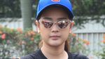 Gaya Cut Meyriska dengan Kacamata Hitam, Yay or Nay?