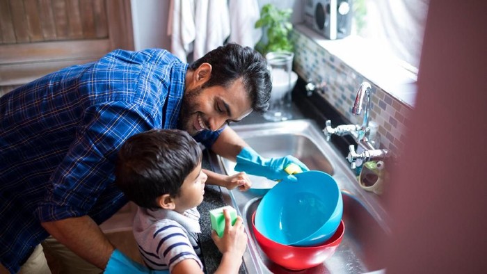 anak lakukan pekerjaan rumah tangga anak lakukan pekerjaan rumah tangga