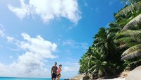 Penyerang Inter Milan itu kemudian melanjutkannya ke Seychelles. Bersama istrinya, mereka menikkmati hamparan pasir pantai putih (mauroicardi/Instagram)