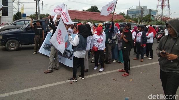 Massa relawan kotak kosong berunjuk rasa di depan kantor KPU Sulsel, Senin (2/7/2018)