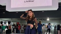 Sambil menggenggam segelas minuman dingin, Shanika bergaya ala OOTD. Outfitnya seperti model ya. Foto: instagram @shanikasilverio