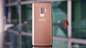 Warna kemerahan yang mewah dan mengesankan dari edisi Gold terbaru menyerupai cahaya matahari terbit. Untuk itu muncul nama Sunrise Gold untuk mewakili momen magis ketika cahaya memancar di langit pada siang hari, ujar Hye-jung Lee, Samsung Electronics Mobile Communication Business, R&D Design Team. Foto: Adi Fida Rahman/detikINET