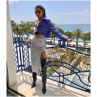 Gaya seduktif ala Chery Cole di Cannes: kemeja cropped yang mengekspos perut ratanya, berikut rok high-waisted dengan belahan tinggi yang mempertegas keindahan kaki sang penyanyi. Tidak ketinggalan high-knee boots PVC dan kacamata hitam yang semakin menyempurnakan gayanya. (Foto: Instagram/@cherylofficial)