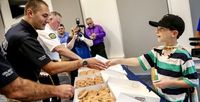 So Sweet! Bocah Ini Bagikan Donat Sebagai Ucapan Terima Kasih Pada Polisi
