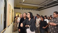 Sri Mulyani mengaku tertarik pada sebuah karya instalasi berbentuk gagang payung. Hanafl  menjelaskan, karya itu menggambarkan bahwa dalam hidup setiap manusia, baik dalam cuaca panas maupun dingin, akan selalu membutuhkan pegangan. Istimewa/Instagram @smindrawati.