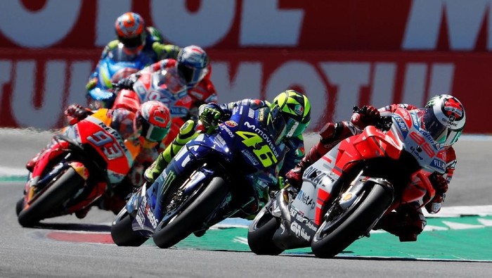 Motorcycling - MotoGP - TT Assen Grand Prix - TT Assen Circuit, Assen, Netherlands - July 1, 2018   Ducati Team Jorge Lorenzo and Movistar Yamaha MotoGP Valentino Rossi during the race   REUTERS/Yves Herman