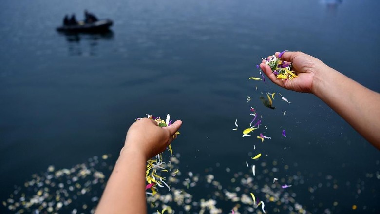 Isak Tangis Keluarga di Danau Toba Lepas Korban KM Sinar Bangun Isak Tangis Keluarga di Danau Toba Lepas Korban KM Sinar Bangun