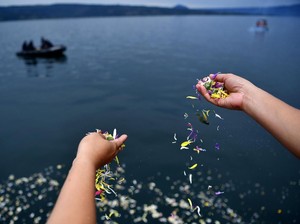 Isak Tangis Keluarga di Danau Toba Lepas Korban KM Sinar Bangun