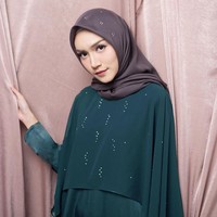 Banyak juga pilihan hijab voile yang ditambah detail cantik seperti swarovski atau payet mutiara lainnya. Dengan tambahan swarovski seperti ini, pemakaian gaya hijab sederhana pun jadi terasa spesial. Foto: Instagram/VanillaHijab