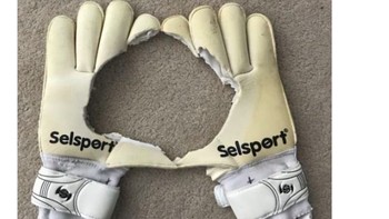Sarung tangan De Gea digambarkan bolong. Foto: istimewa