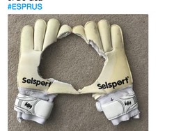 Di Rusia, Spanyol sebenarnya punya ekspektasi besar kepada De Gea yang konsisten tampil apik bersama klubnya, Manchester United. Harapan itu koyak seperti diibaratkan meme tentang bolongnya sarung tangan De Gea ini. (Foto: Internet/Twitter)