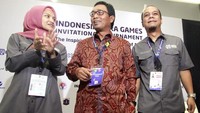 Direktur Hubungan Kelembagaan Bank BRI Sis Apik Wijayanto bersama Deputi III INAPGOC Reza Nasution dan Wakil Direktur PR dan Media INAPGOC Tina Talisa saat memberi penjelasan terkait dukungan Bank BRI Asian Para Games 2018 di Stadion Utama Gelora Bung Karno, Jakarta, Senin (2/7/2018). Foto: dok. Inapgoc