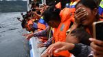 Duka Keluarga Korban KM Sinar Bangun Tabur Bunga di Danau Toba